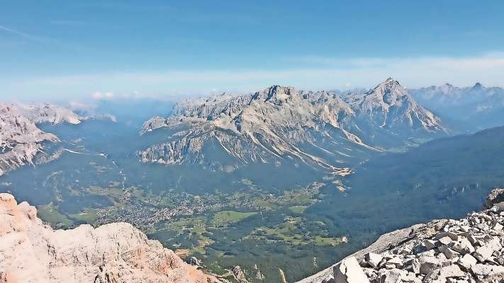 Ra nostra bela crodes, via par sora el caligo, el cioudo e el fun de el pian.
