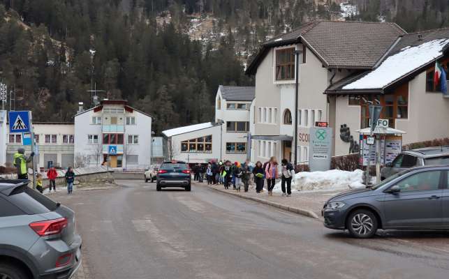 Tl zënter da San Martin do scora. Valgünes umes critichëia l’azes ales scores.
