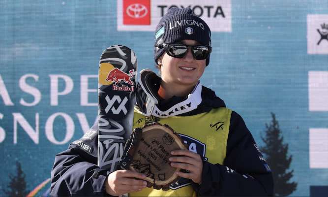 Flora Tabanelli col trofeo del 2° post vadagnà a Aspen. (foto Getty Images)
