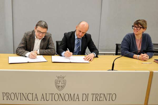 Maurizio Fugatti, Paride Gianmoena e Giulia Zanotelli à sotescrit de dezember la convenzion EGATO. (foto Veneri - Archif Ofize Stampa PAT)
