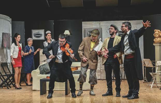 Ntan na scena nturtidleda y da rì dl teater »Streichquartett« che la Lia de Santa Cristina reprejenta. Foto de Werner Dejori
