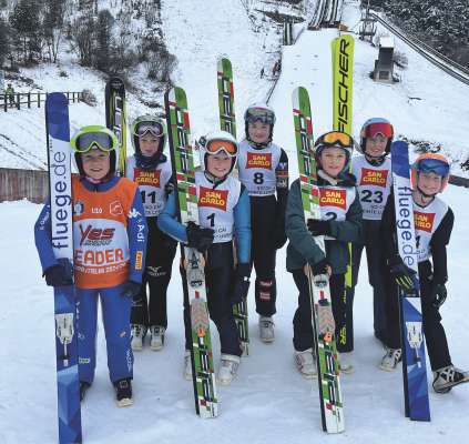 Na fotografia de grupa di mëndri atlec dan i trampolins a Tarvisio.
