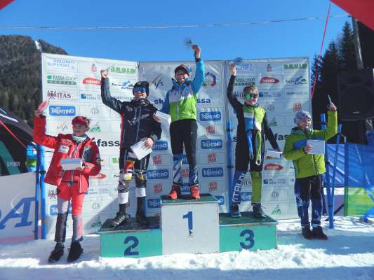 L Podie Cuccioli de ic de la pruma garejèda, con atlec de Ski Team Fascia e Monti Pallidi.
