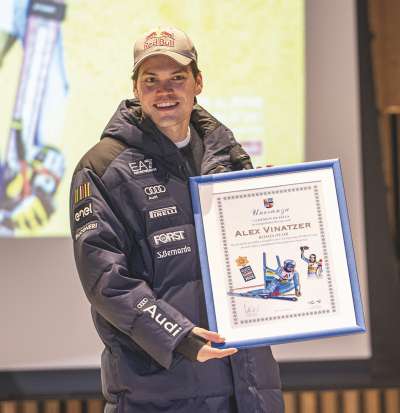  Alex Vinatzer prim pra i Mundiei dla garejeda team paralel a Saalbach. L à giapà na uneranza dal Chemun de Sëlva. Foto Diego Moroder
