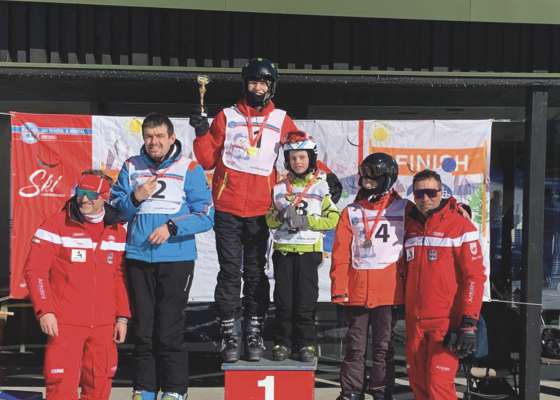 I maestri de schi Roland Piccolruaz y Karlheinz Dejori cun i atlec premiei.
