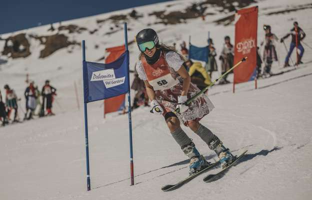 Jì a fé n slalom paralel cun l diendl: chësc àn pudù fé per l di dl’ëila sun Secëda. Foto: Lia dl Turism Urtijëi/Andreas Sen
