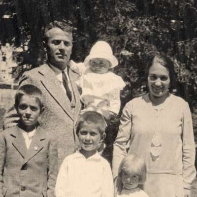 La familia de Francesca Mazzel ai 29 messèl del 1934. L père Tita del Ors, con sun brac Giuliano e Elisabetta de Mita. Tedant d.m.c. Aldo, Massimiliano e Francesca da picola. Mencia i etres frèdes: Luciano, Flavio, Maria Rosa e Benedetto.
