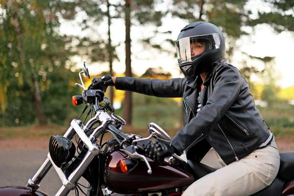 media/k2/galleries/29626/thumbs/donna-senior-di-vista-laterale-con-la-motocicletta_web.jpg